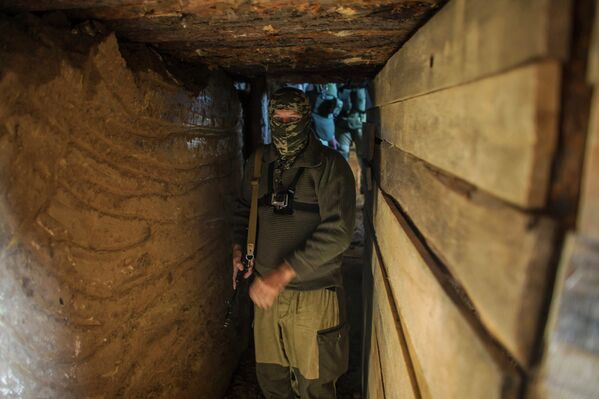 Ополченец из США Хантер в бункере недалеко от города Ясиноватая