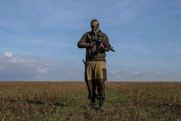 Ополченец из США Хантер в поле недалеко от города Ясиноватая