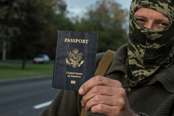 Ополченец Хантер демонстрирует паспорт гражданина США