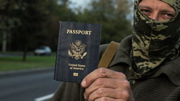 Ополченец Хантер демонстрирует паспорт гражданина США