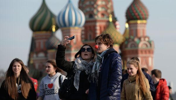Молодые люди гуляют на Красной площади