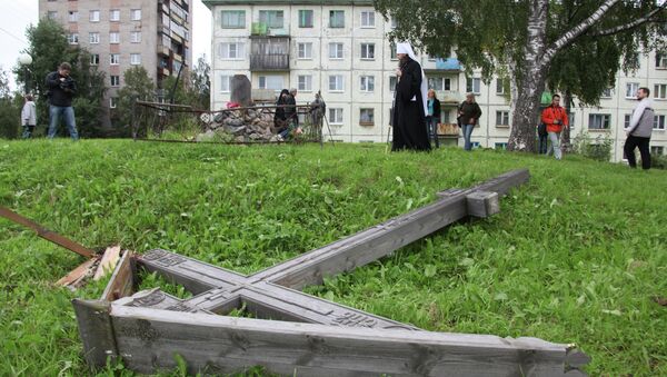 Вандалы срубили поклонный крест в Архангельске