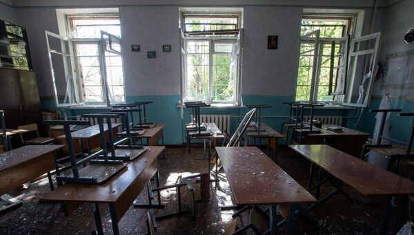 Последствия артобстрела школы в Донецке