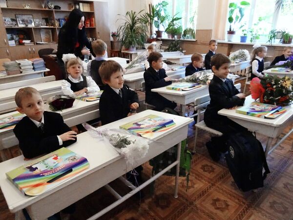 Первоклассники на занятиях в День знаний в школе №22 Ворошиловского района города Донецка