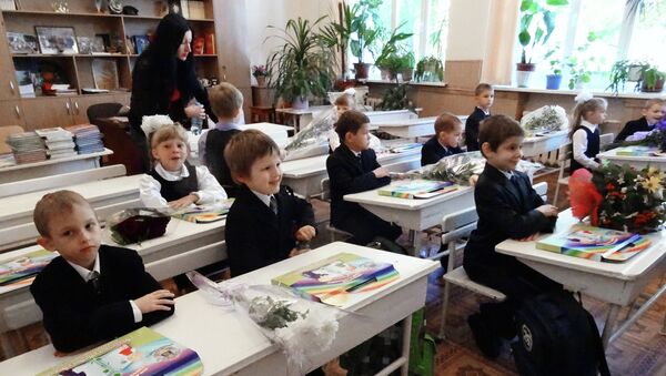 Первоклассники на занятиях в День знаний в школе №22 Ворошиловского района города Донецка. Архивное фото