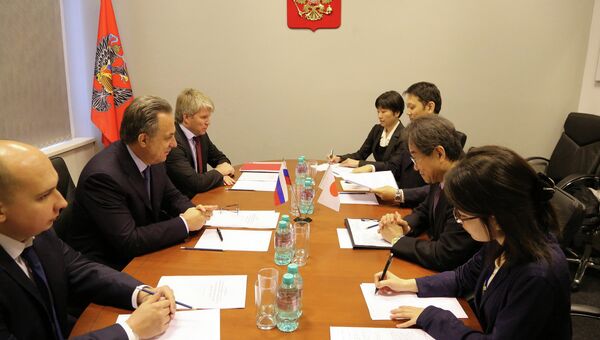 Виталий Мутко провел рабочую встречу с чрезвычайным и полномочным послом Японии Тикахито Харадой.