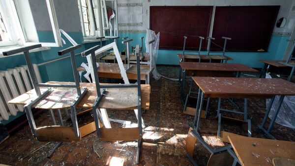 Последствия артобстрела школы в Донецке