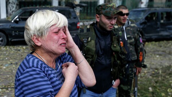 Жительница Донецка у поврежденной в результате обстрела Донецка школы