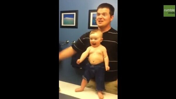 Видео в YouTube: папа и сын демонстрируют мускулы
