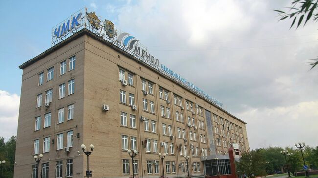 Главный вход в здание заводоуправления ОАО ЧМК в Челябинске