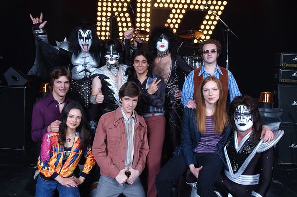 Эштон Кутчер и Мила Кунис с группой Kiss и актерами Шоу 70-х