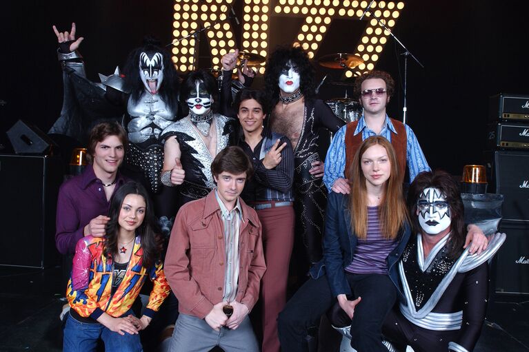 Эштон Кутчер и Мила Кунис с группой Kiss и актерами Шоу 70-х Эштон Кутчер и Мила Кунис с группой Kiss и актерами Шоу 70-х