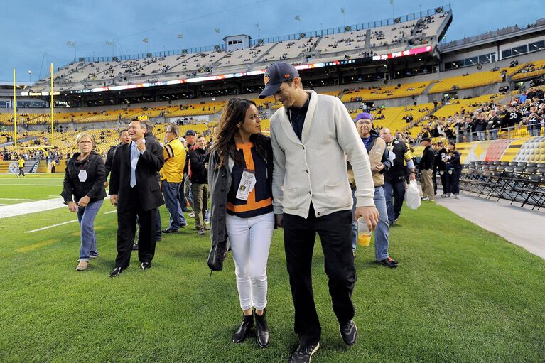 Эштон Кутчер и Мила Кунис во время матча НФЛ. Питтсбург, 2013 год Эштон Кутчер и Мила Кунис во время матча НФЛ. Питтсбург, 2013 год