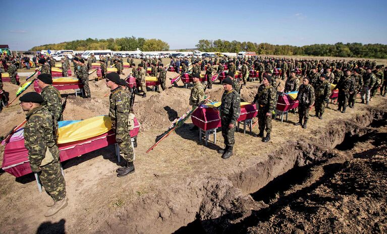 Украинские военные у гробов с неопознанными телами погибших под поселком Кушугум