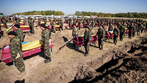 Украинские военные у гробов с неопознанными телами погибших под поселком Кушугум