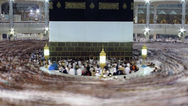 Мусульманские паломники молятся во внутреннем дворе мечети Масджид аль-Харам в Мекке, Саудовская Аравия