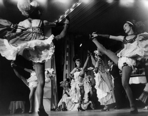 Танец канкан в кабаре Мулен Руж. 1955 год