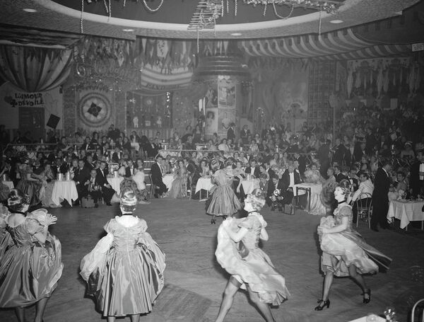 Танец канкан в кабаре Мулен Руж. 1951 год