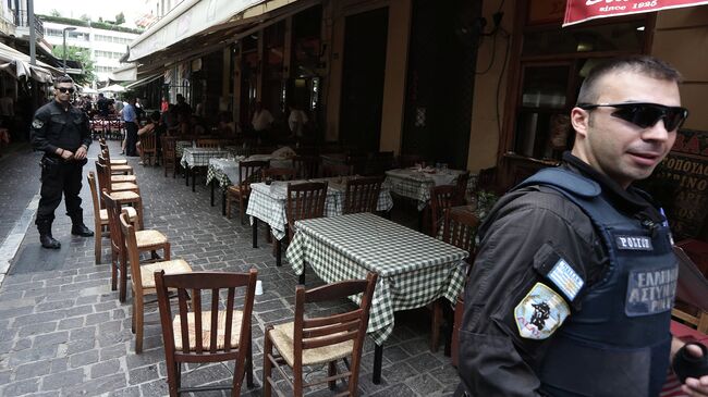 Сотрудники греческой полиции на улице Афин. Архивное фото