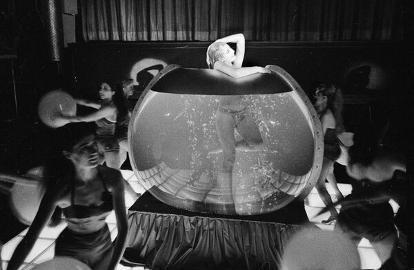 Танцовщицы во время выступления в кабаре Мулен Руж, 1956 год