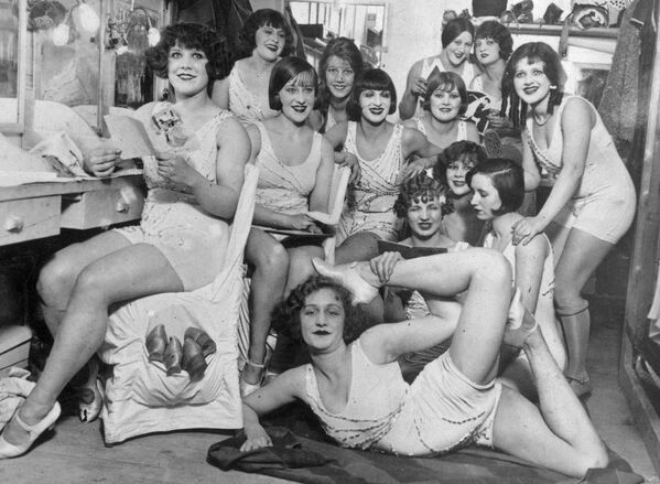 Танцовщицы The Hoffman Girls в гримерной кабаре Мулен Руж, 1924 год
