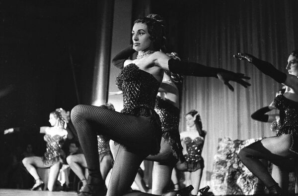 Танцовщица канкана во время выступления в кабаре Мулен Руж