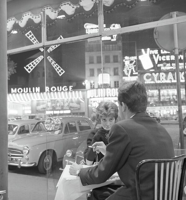 Пара в кафе напротив кабаре Мулен Руж. 1960 год