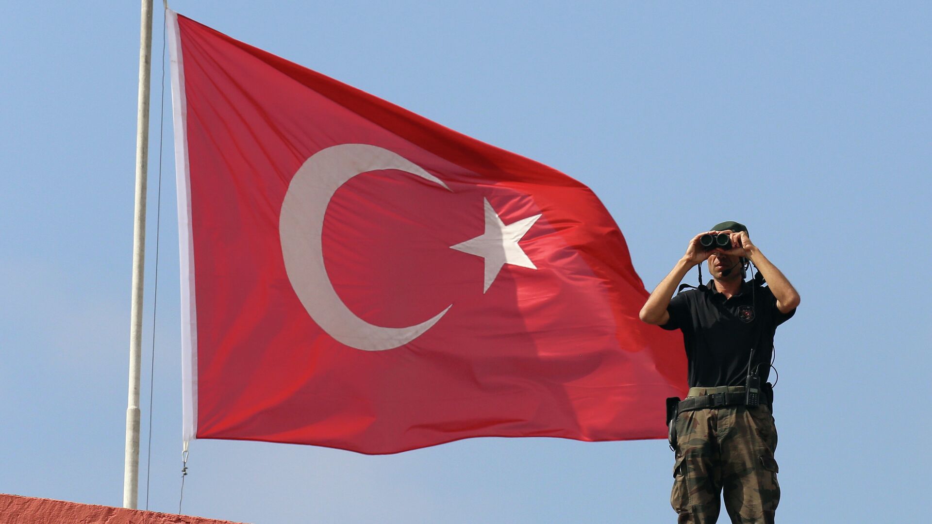 Турецкий военный на фоне флага. Архивное фото - РИА Новости, 1920, 01.05.2022