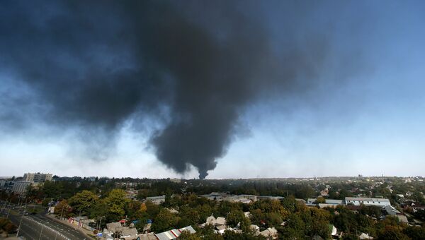 Дым в районе аэропорта Донецка. 2 октября 2014