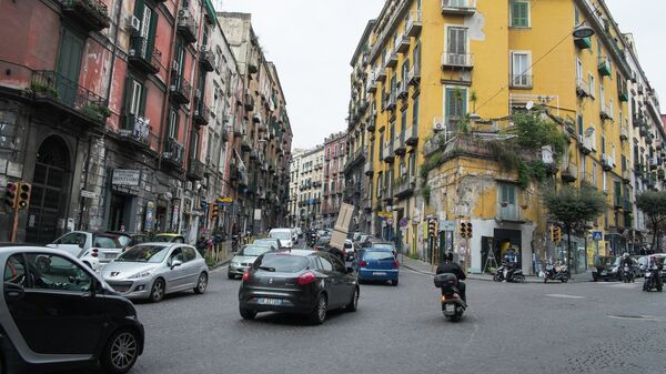 На одной из улиц Неаполя. Италия. Архивное фото