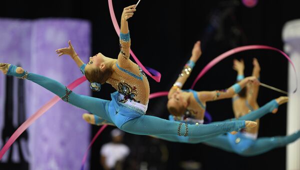 Российские гимнастки выполняют групповые упражнения с мячами и лентами на чемпионате мира по художественной гимнастике. Архивное фото
