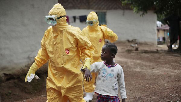 Госпитализация ребенка с подозрением на Эболу в Либерии. Архивное фото