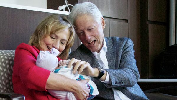 Билл и Хиллари Клинтон с внучкой в больнице Нью-Йорка. Архивное фото