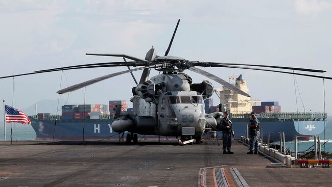 Вертолет на палубе авианосца США Makin Island. Архивное фото