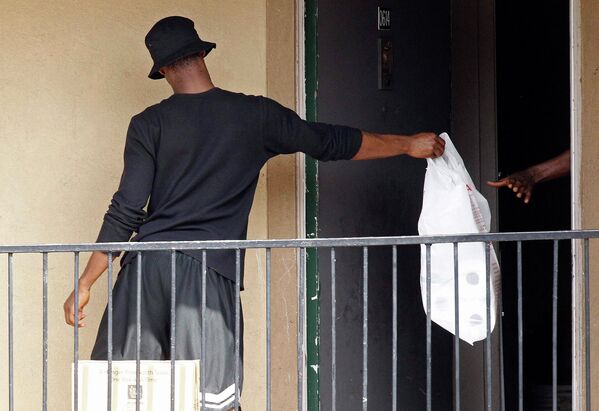 Работник из организации Красный крест доставляет вещи в аппартаменты заболевшего лихорадкой Эбола жителя в Далласе, Техас. 3 октября 2014