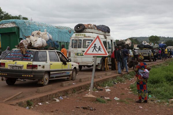 Автомобили на дороге из Мали в Гвинею. 2 октября 2014 год