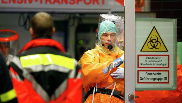 Медицинский персонал перед прибытием больного лихорадкой Эбола. Архивное фото