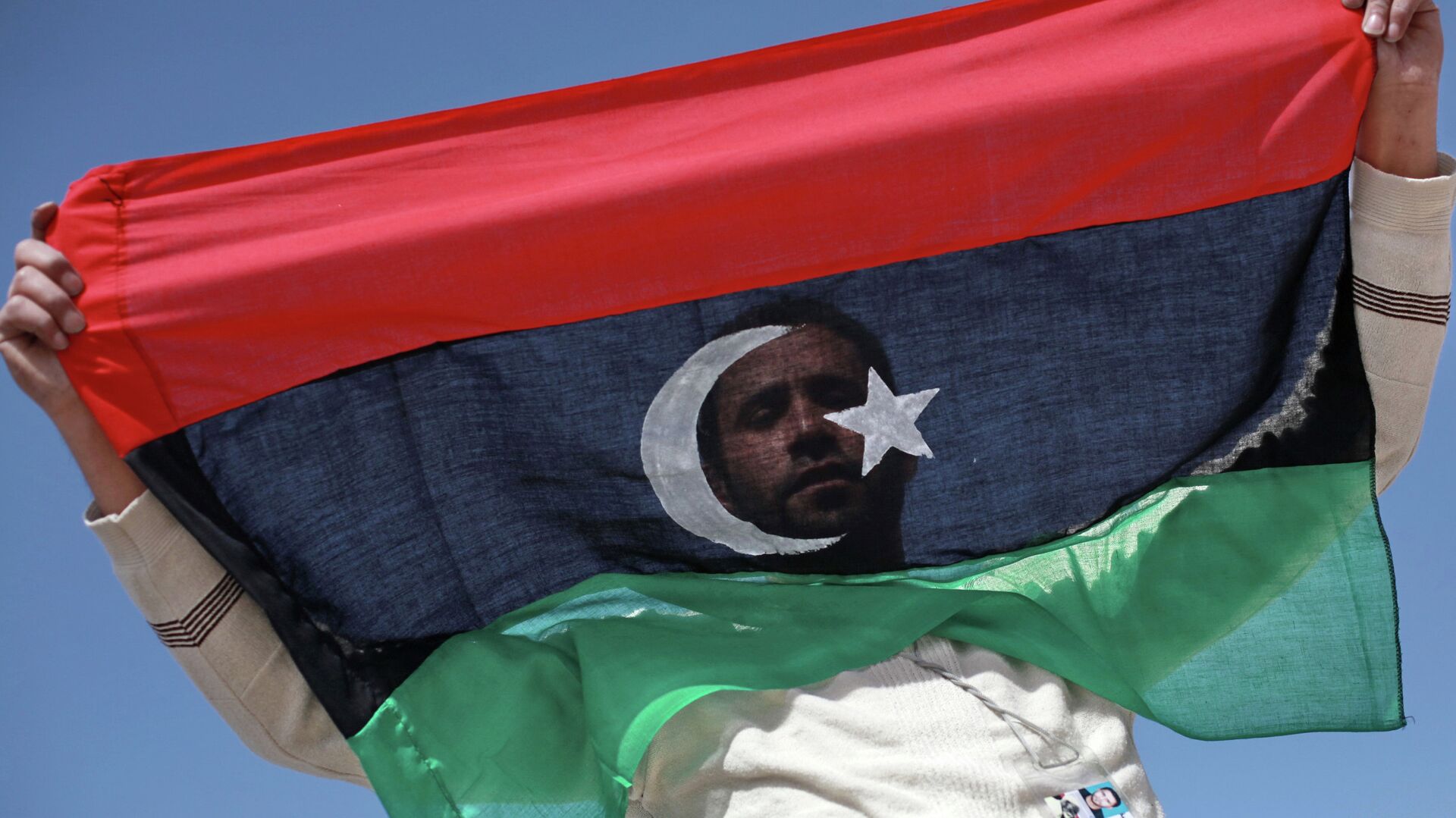 Житель Бенгази с флагом Ливии - РИА Новости, 1920, 11.04.2023