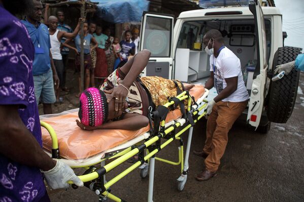 Беременная женщина с подозрением на лихорадку Эбола на носилках скорой помощи в городе Фритаун, Сьерра-Леоне 19 сентября 2014