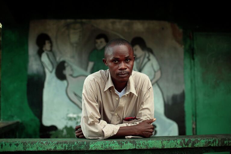 Джулиус Прут, выживший после заражения лихорадкой Эбола на пороге медицинского центра в Монровии. Либерия, 28 сентября 2014
