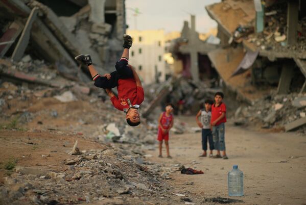 Палестинский мальчик упражняется в паркуре