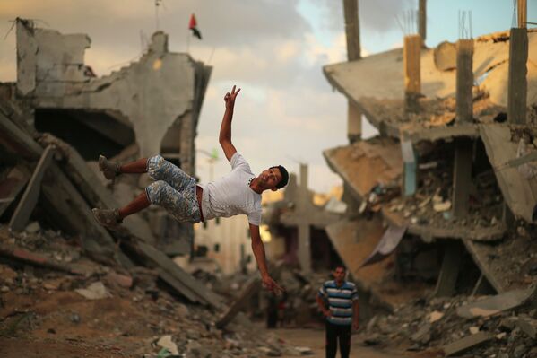 Палестинский парень упражняется в паркуре