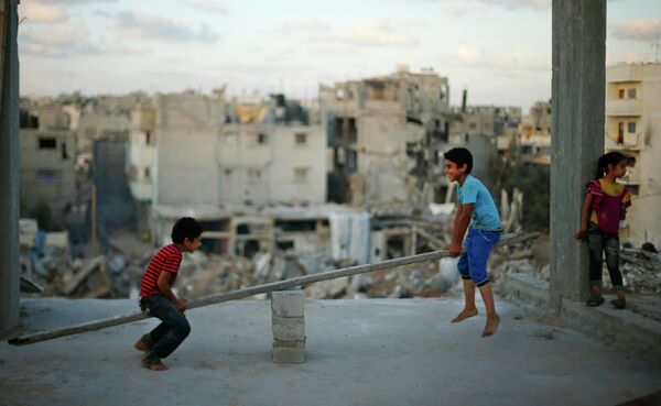 Палестинские дети качаются на самодельных качелях