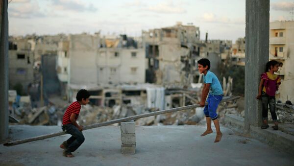 Палестинские дети качаются на самодельных качелях. Архивное фото