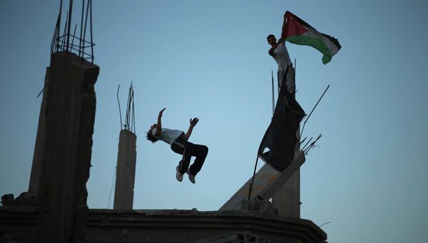 Палестинский парень упражняется в паркуре