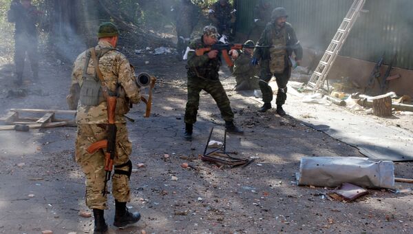 Ополченцы Донецкой народной республики (ДНР) во время боев в районе аэропорта города Донецка. Архивное фото