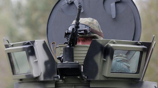 Украинский военнослужащий в башне бронемашины. Архивное фото