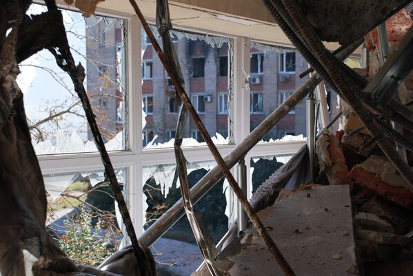 В одном из разрушенных зданий аэропорта города Донецка