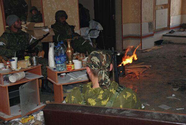 Ополченцы Донецкой народной республики (ДНР) в одном из зданий аэропорта города Донецка