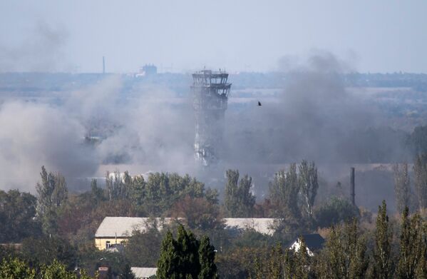 Дым виден над аэропортом Донецка 3 октября 2014